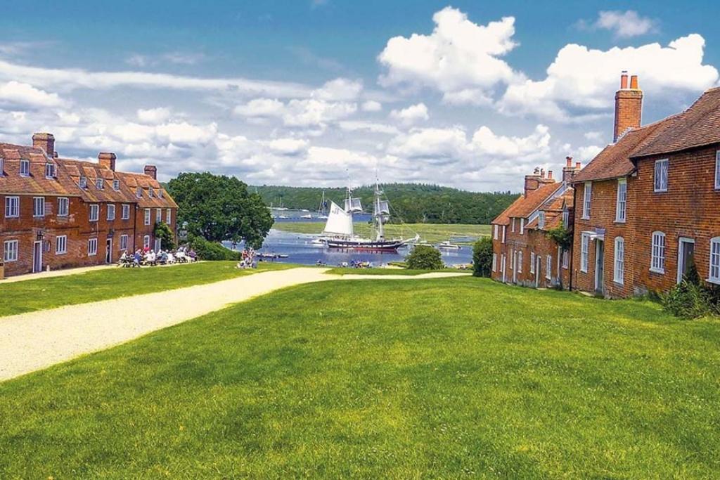 Stunning Luxury Apartment In Central Lymington Exteriör bild